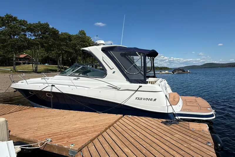  Yacht Photos Pics 2007 Four Winns 278 Vista boat docked on a sunny lake with clear skies.