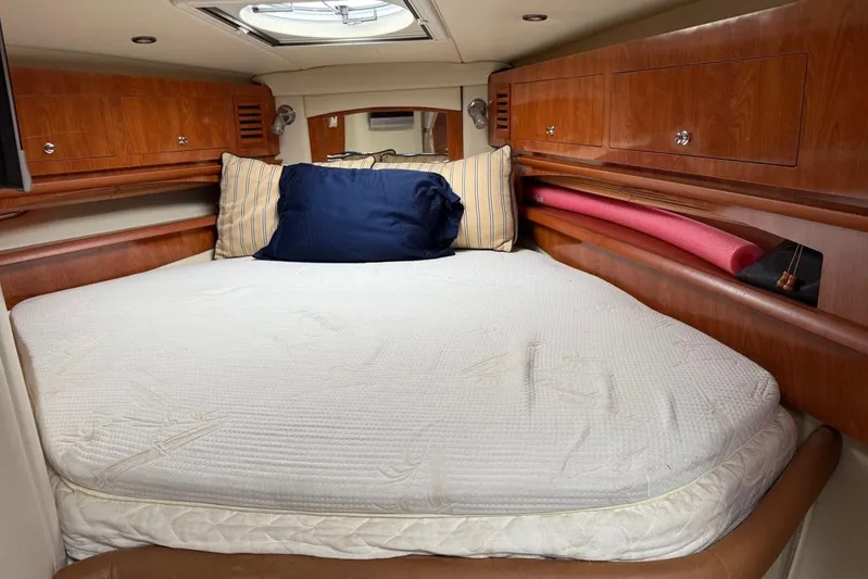  Yacht Photos Pics Interior cabin of 2007 Four Winns 278 Vista with cozy bed and wooden cabinetry.