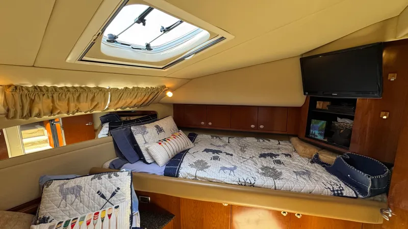  Yacht Photos Pics 2005 Sea Ray 390 Motor Yacht cabin with cozy bedding and a skylight.