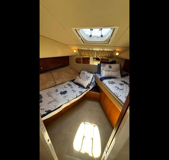  Yacht Photos Pics 2005 Sea Ray 390 Motor Yacht cabin with twin beds and skylight.
