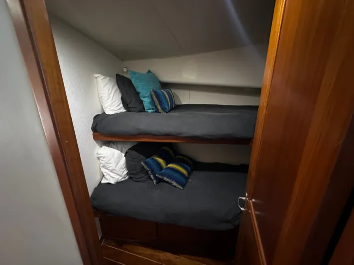 Calypso Yacht Photos Pics Bunk beds in 1996 Viking 47 Convertible yacht cabin with cozy pillows and blankets.