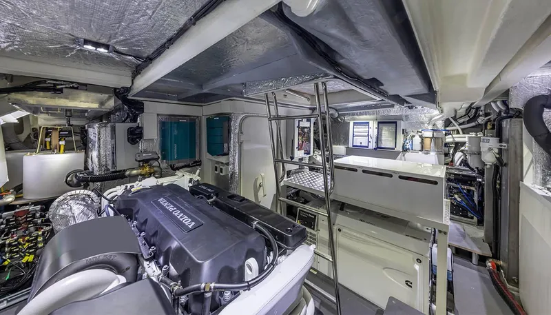  Yacht Photos Pics Absolute 60 fly 2024 used yacht occasion