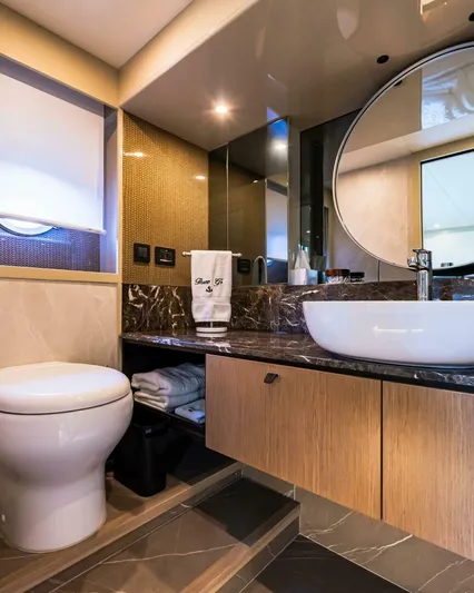  Yacht Photos Pics Absolute 60 fly 2024 used yacht occasion