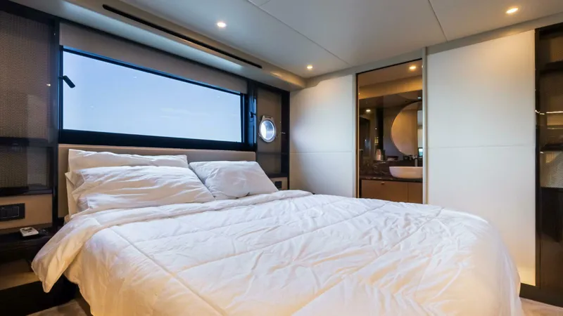  Yacht Photos Pics Absolute 60 fly 2024 used yacht occasion