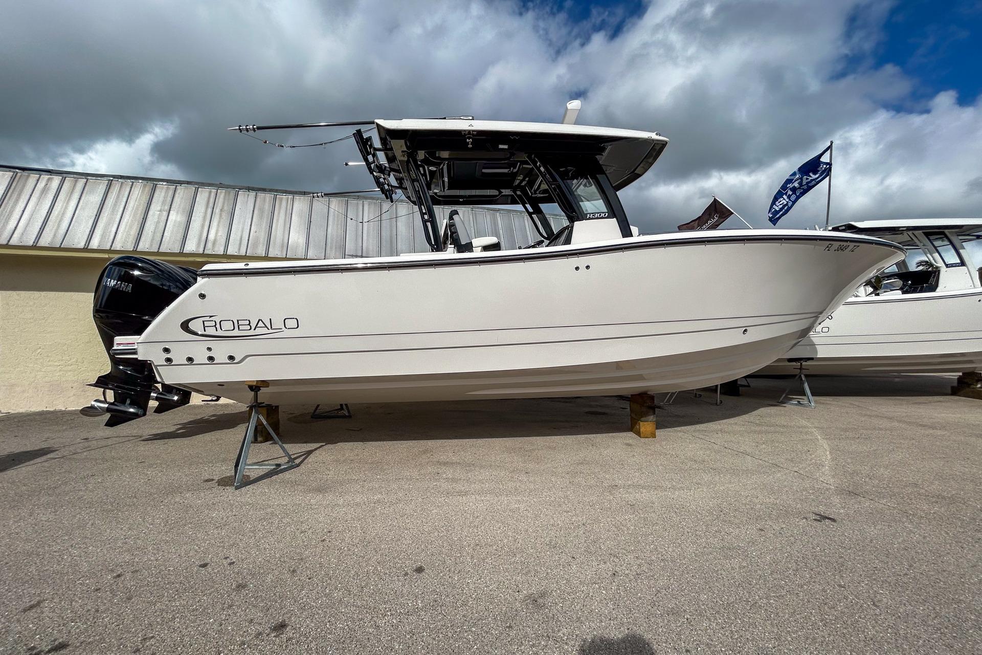 Robalo R300 Center Console
