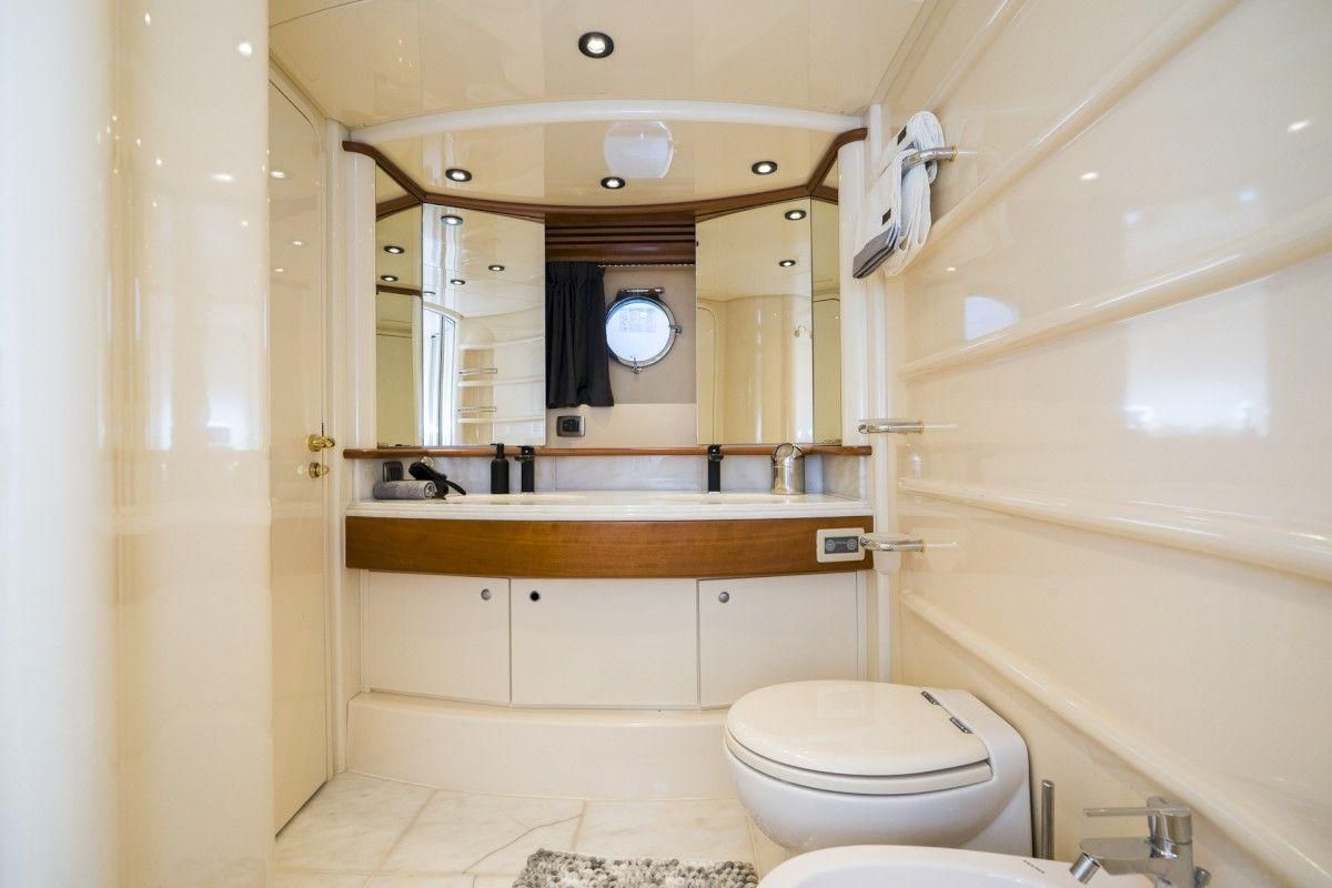 2005 Azimut 70 