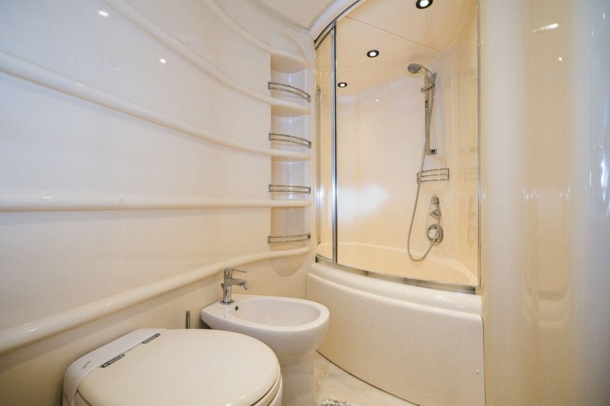 2005 Azimut 70 