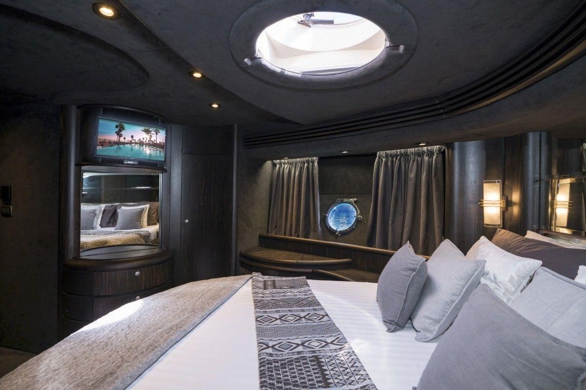 2005 Azimut 70 