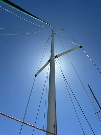 Ma Jolie Yacht Photos Pics Sailboat mast of 1996 J Boats J/120 against clear blue sky.