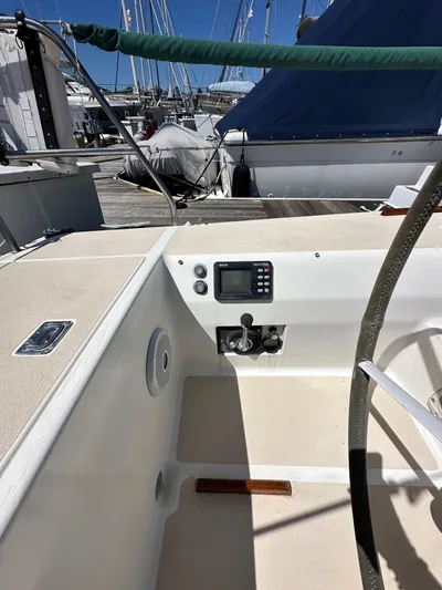 Ma Jolie Yacht Photos Pics 1996 J Boats J/120 cockpit with navigation equipment and steering wheel.