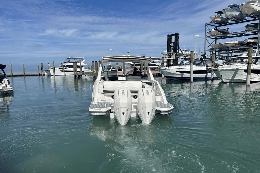 2020 Sea Ray 310 SLX Outboard