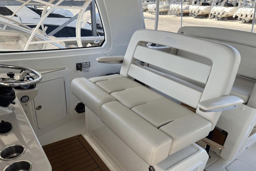 2022 Boston Whaler 380 Realm