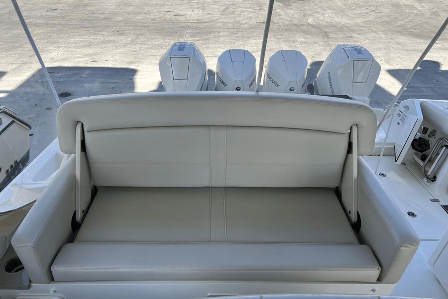 2022 Boston Whaler 380 Realm