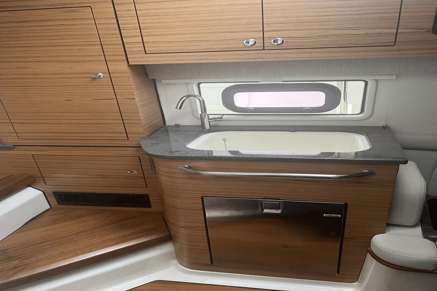 2022 Boston Whaler 380 Realm