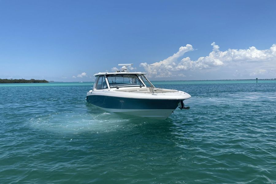 2022 Boston Whaler 380 Realm