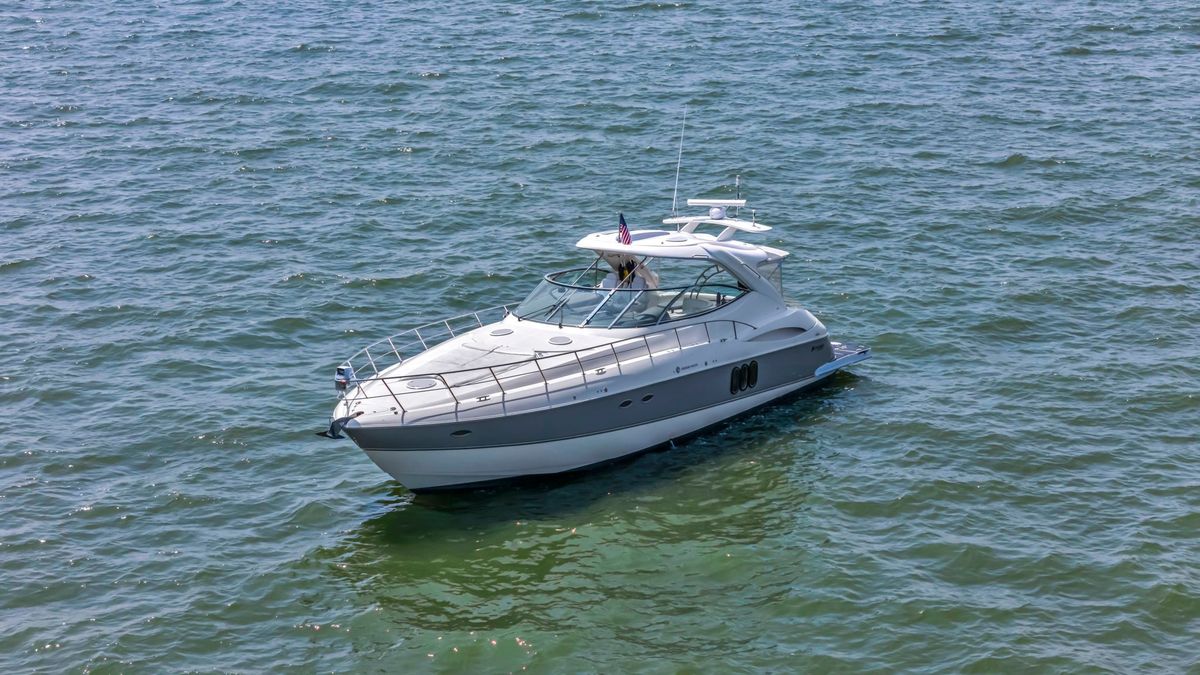 2007 Cruisers Yachts 52 