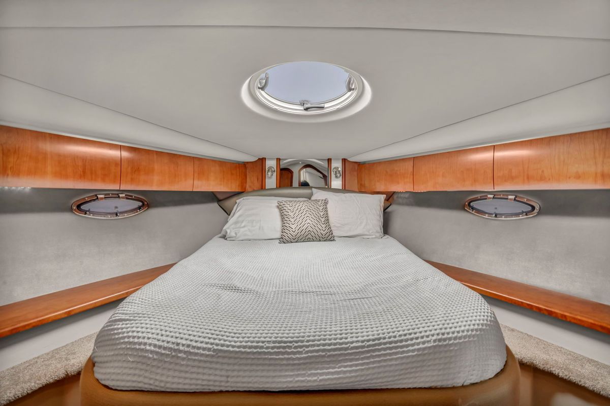 2007 Cruisers Yachts 52 