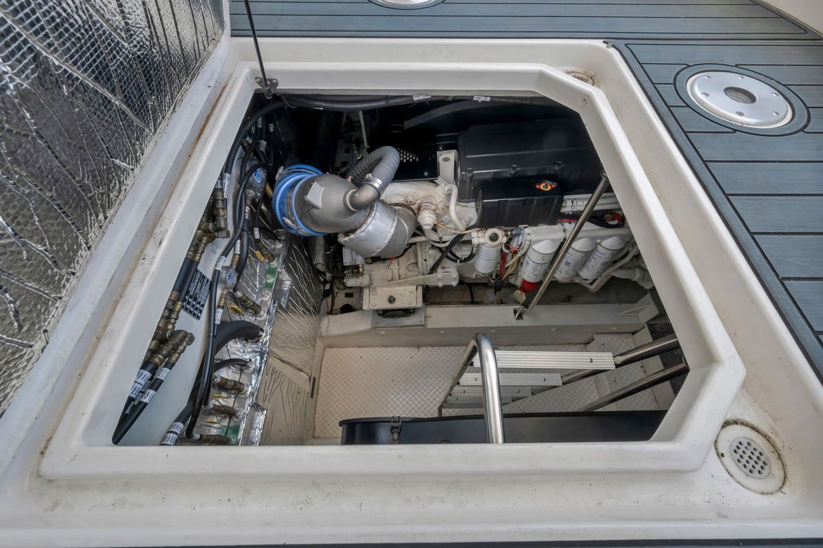 2007 Cruisers Yachts 52 