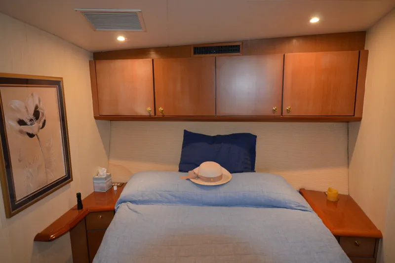 Rock & Roll Yacht Photos Pics Master stateroom berth