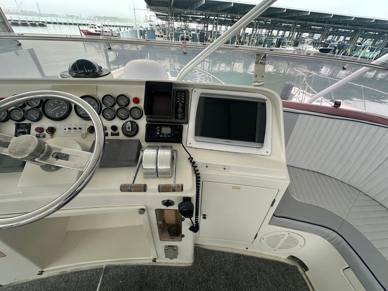 1996 President 655 Flybridge Cockpit MY