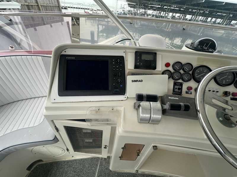 1996 President 655 Flybridge Cockpit MY