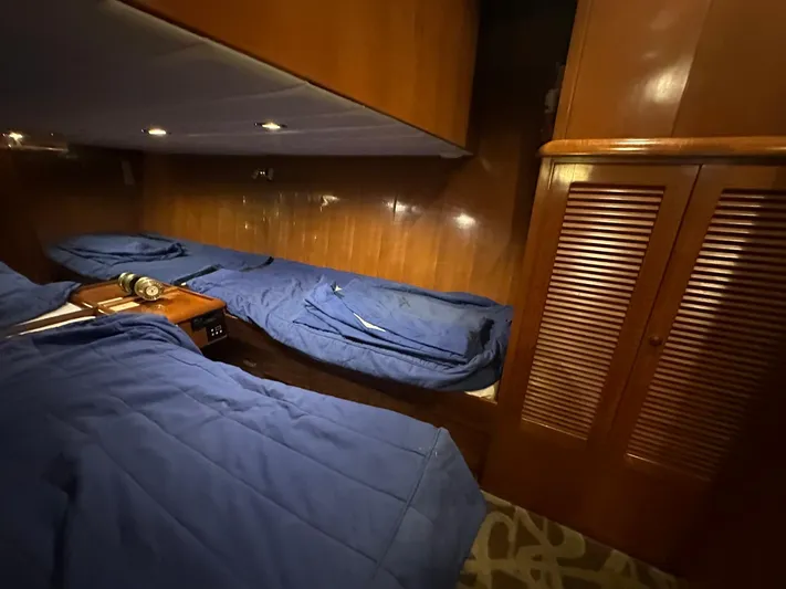 Daddy's Ju-al Yacht Photos Pics 1996 President 655 Flybridge Cockpit MY cabin with blue bedding and wooden interior.