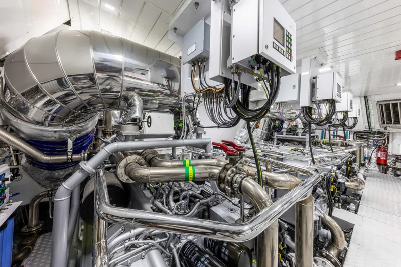 N1 Yacht Photos Pics MANGUSTA 165 REV