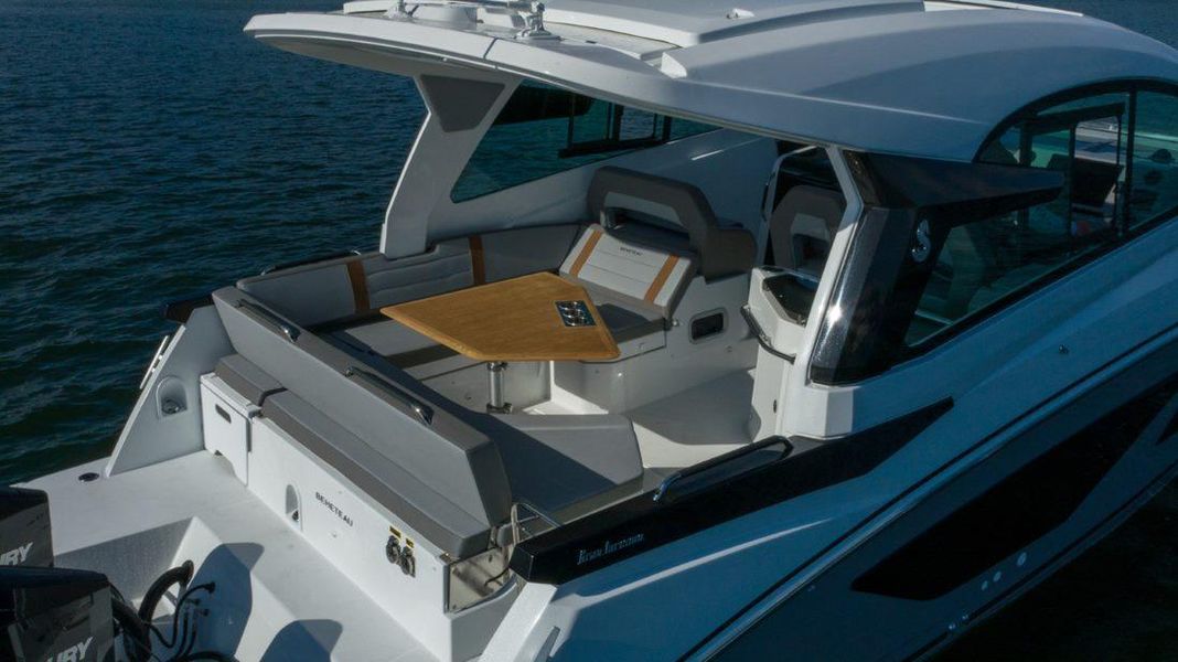 2023 Beneteau Gran Turismo 32 Outboard