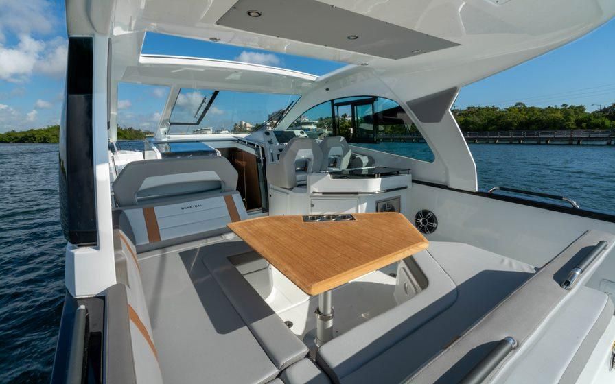 2023 Beneteau Gran Turismo 32 Outboard