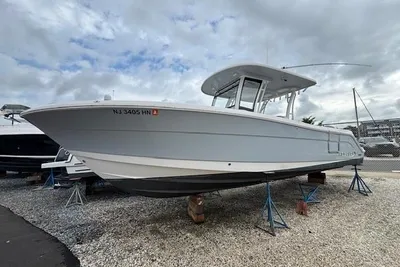 Robalo R302 Center Console