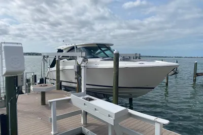 Tiara Yachts 34 LX