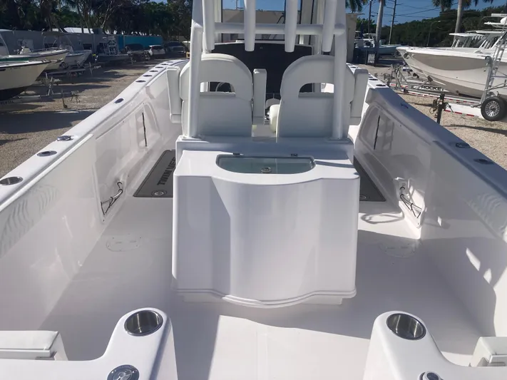  Yacht Photos Pics 2025 Twin Vee 280GFX2 boat interior with seating and cup holders.