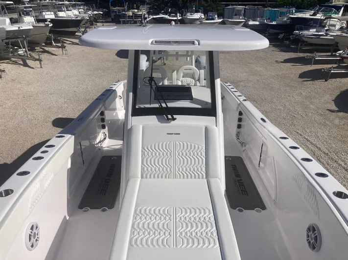  Yacht Photos Pics 2025 Twin Vee 280GFX2 boat with spacious deck and modern design.