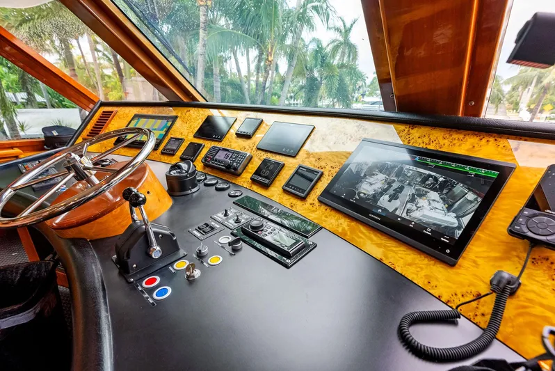 Tortuga Yacht Photos Pics Monte Fino 82 yacht helm, 1999 model, featuring advanced navigation controls and screens.