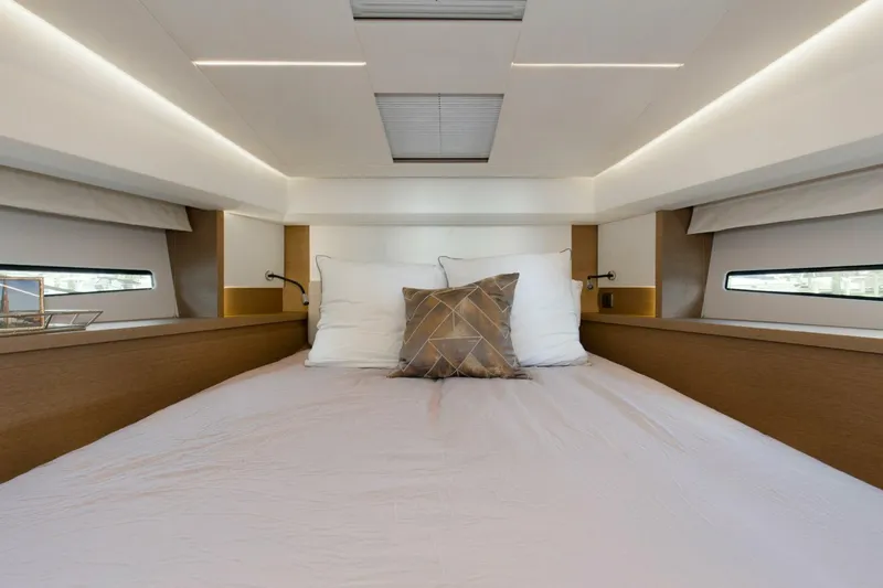 Pass-n-bye Yacht Photos Pics Luxurious bedroom interior of 2023 Prestige 460 Flybridge yacht with modern design.