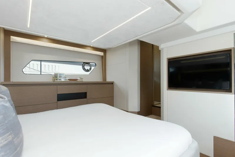 Pass-n-bye Yacht Photos Pics Luxurious interior of 2023 Prestige 460 Flybridge yacht bedroom with modern design and elegant furnishings.