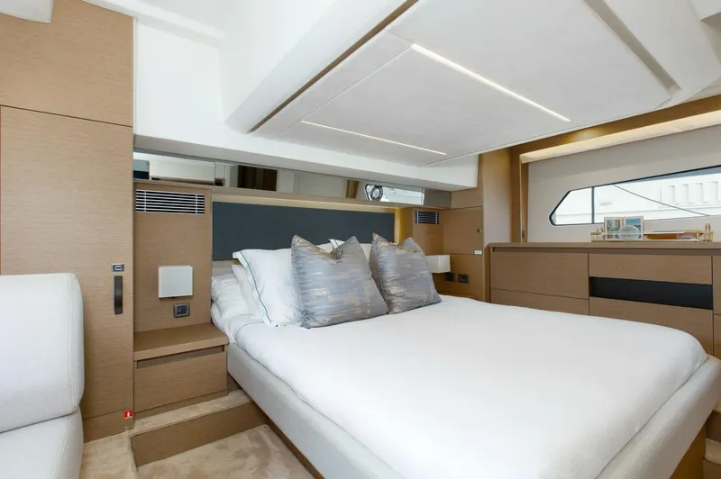 Pass-n-bye Yacht Photos Pics Luxurious bedroom interior of 2023 Prestige 460 Flybridge yacht with modern design.