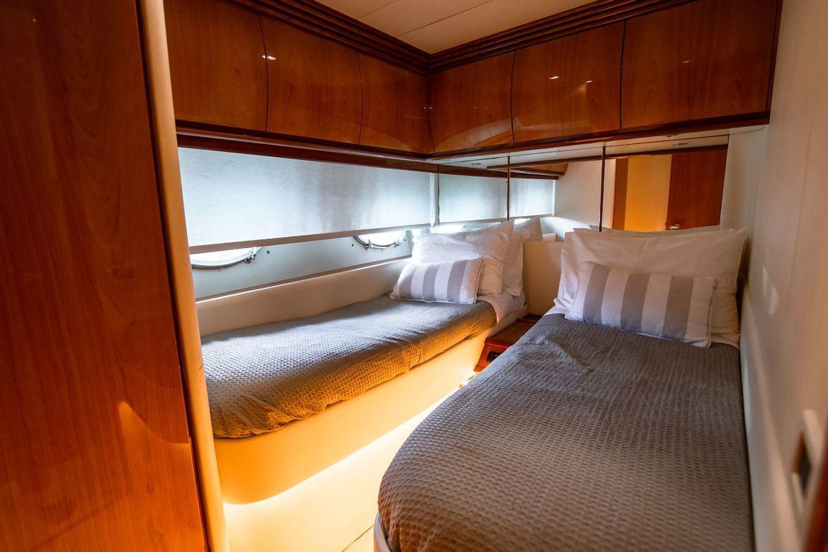 2003 Pershing 66 