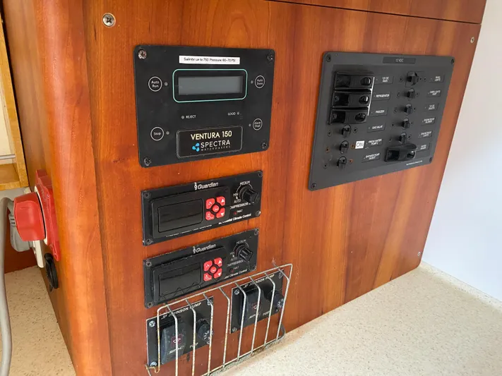 Island Breeze Yacht Photos Pics 