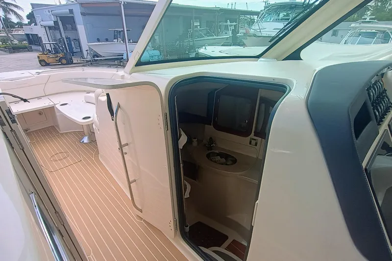 375-712 Used Yacht Photos Pics 2021 Grady-White Freedom 375 boat interior with cabin and seating area.