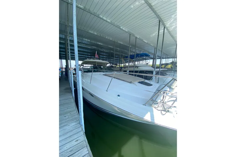  Yacht Photos Pics 2006 Sea Ray 40 Sundancer docked under covered marina.