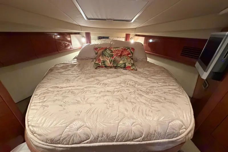  Yacht Photos Pics Luxurious cabin interior of 2006 Sea Ray 40 Sundancer yacht with cozy bed.
