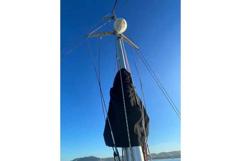  Yacht Photos Pics Mast of 1998 Voyager Norseman 430 sailboat against clear blue sky.