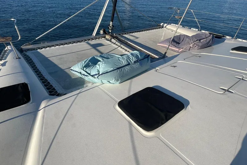  Yacht Photos Pics Deck of 1998 Voyager Norseman 430 catamaran with cushions, overlooking the ocean.