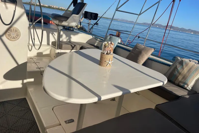  Yacht Photos Pics Cozy seating area on 1998 Voyager Norseman 430 yacht with ocean view.