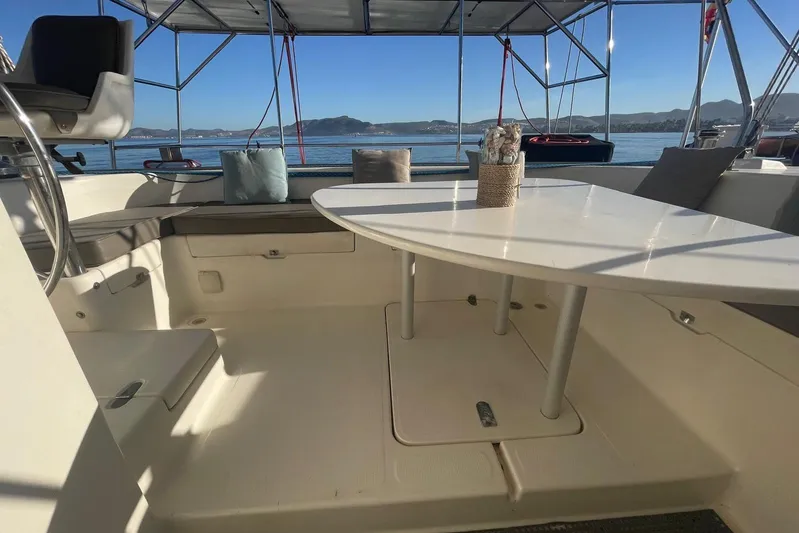  Yacht Photos Pics Cozy seating area on 1998 Voyager Norseman 430 yacht with ocean view.