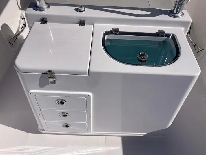  Yacht Photos Pics Twin Vee 260STX 2025 boat console with storage and livewell.