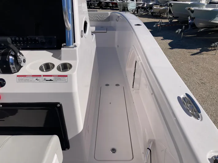  Yacht Photos Pics 2025 Twin Vee 260STX boat interior with sleek white design and modern features.