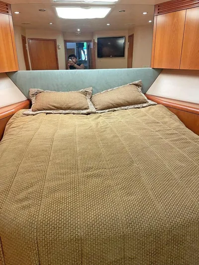  Yacht Photos Pics Luxurious bedroom interior of 2007 Hatteras 68 Convertible yacht with cozy bedding.