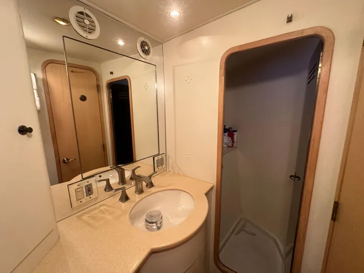 Poco Mas Yacht Photos Pics 